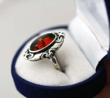 VINTAGE SCROLL DESIGN BALTIC AMBER AND STERLING SILVER RING. 925. AUTHENTIC AMBER FROM POLAND.