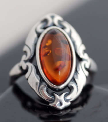 VINTAGE SCROLL DESIGN BALTIC AMBER AND STERLING SILVER RING. 925. AUTHENTIC AMBER FROM POLAND.