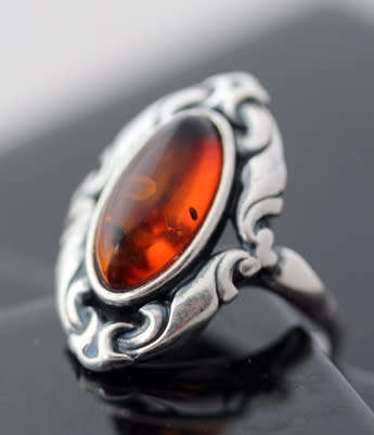 VINTAGE SCROLL DESIGN BALTIC AMBER AND STERLING SILVER RING. 925. AUTHENTIC AMBER FROM POLAND.