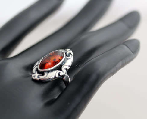 VINTAGE SCROLL DESIGN BALTIC AMBER AND STERLING SILVER RING. 925. AUTHENTIC AMBER FROM POLAND.