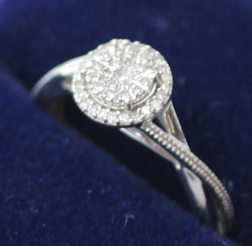 ELEGANT MODERN DIAMOND 9CT WHITE GOLD RING, TWISTED SHOULDER FEATURE. *JEWELLER CERTIFIED R9'300*