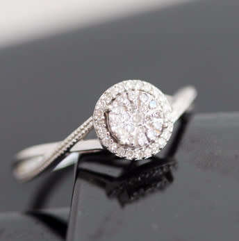 ELEGANT MODERN DIAMOND 9CT WHITE GOLD RING, TWISTED SHOULDER FEATURE. *JEWELLER CERTIFIED R9'300*