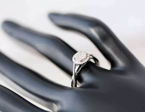 ELEGANT MODERN DIAMOND 9CT WHITE GOLD RING, TWISTED SHOULDER FEATURE. *JEWELLER CERTIFIED R9'300*
