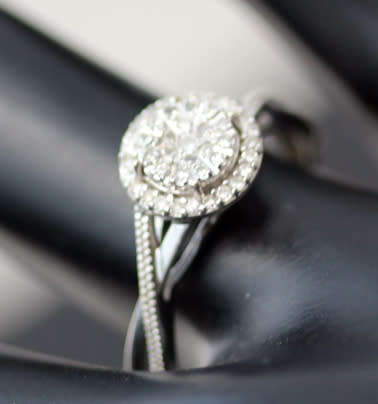 ELEGANT MODERN DIAMOND 9CT WHITE GOLD RING, TWISTED SHOULDER FEATURE. *JEWELLER CERTIFIED R9'300*