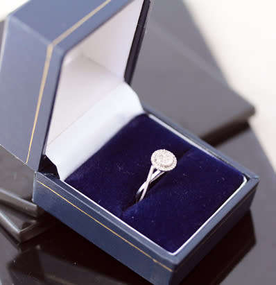 ELEGANT MODERN DIAMOND 9CT WHITE GOLD RING, TWISTED SHOULDER FEATURE. *JEWELLER CERTIFIED R9'300*