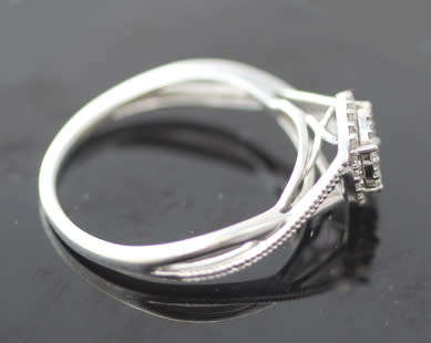 ELEGANT MODERN DIAMOND 9CT WHITE GOLD RING, TWISTED SHOULDER FEATURE. *JEWELLER CERTIFIED R9'300*