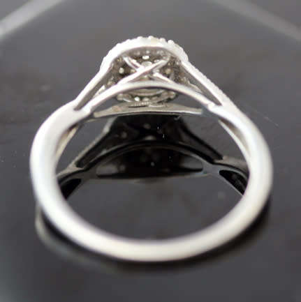 ELEGANT MODERN DIAMOND 9CT WHITE GOLD RING, TWISTED SHOULDER FEATURE. *JEWELLER CERTIFIED R9'300*
