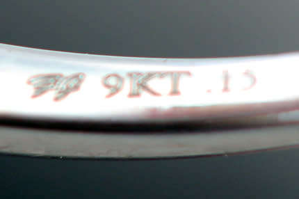 ELEGANT MODERN DIAMOND 9CT WHITE GOLD RING, TWISTED SHOULDER FEATURE. *JEWELLER CERTIFIED R9'300*