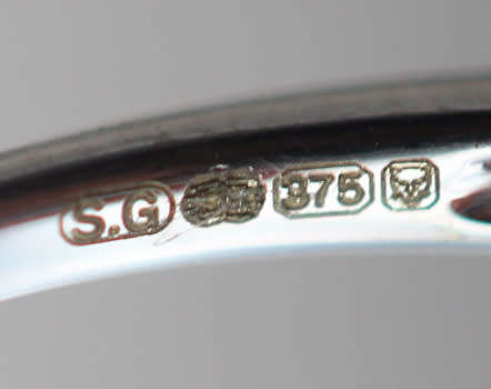 ELEGANT MODERN DIAMOND 9CT WHITE GOLD RING, TWISTED SHOULDER FEATURE. *JEWELLER CERTIFIED R9'300*