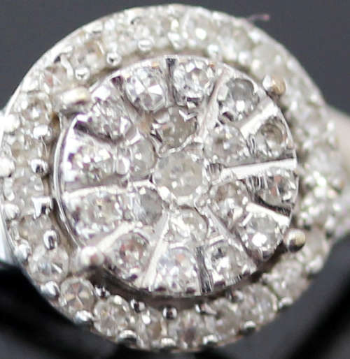 ELEGANT MODERN DIAMOND 9CT WHITE GOLD RING, TWISTED SHOULDER FEATURE. *JEWELLER CERTIFIED R9'300*