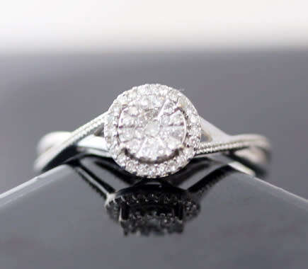 ELEGANT MODERN DIAMOND 9CT WHITE GOLD RING, TWISTED SHOULDER FEATURE. *JEWELLER CERTIFIED R9'300*