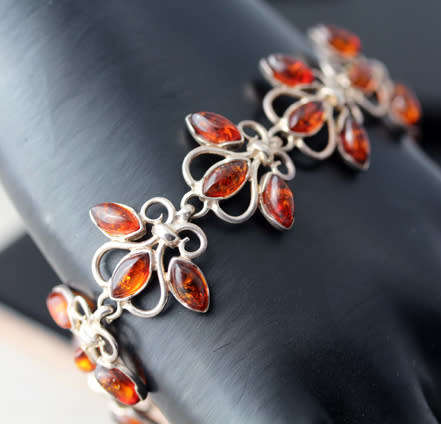 VINTAGE BIG AND BOLD BALTIC AMBER STERLING SILVER BRACELET. 925, GORGEOUS GLOWING AMBER!