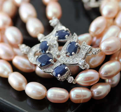 SUMPTUOUS TRIPLE STRAND NATURAL PINK PEARL NECKLACE.  REAL BLUE SAPPHIRE GEMSTONES STERLING SILVER