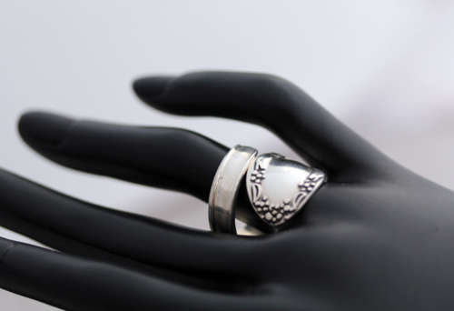 VINTAGE SOLID  STERLING SILVER TEASPOON RING. FLORAL DESIGN. COLLECTABLE PIECE. 925.