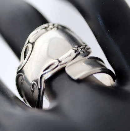 VINTAGE SOLID  STERLING SILVER TEASPOON RING. FLORAL DESIGN. COLLECTABLE PIECE. 925.