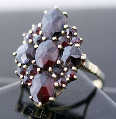 VINTAGE 1969 BOHEMIAN GARNET CLUSTER 9CT YELLOW GOLD RING. 375. WELL HALLMARKED. RICH COLOUR!