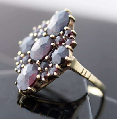 VINTAGE 1969 BOHEMIAN GARNET CLUSTER 9CT YELLOW GOLD RING. 375. WELL HALLMARKED. RICH COLOUR!