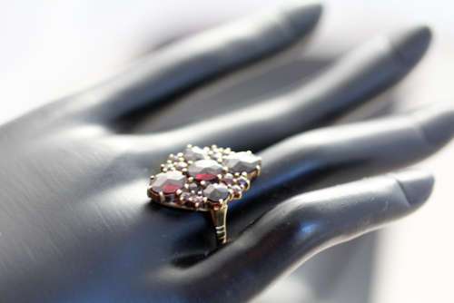 VINTAGE 1969 BOHEMIAN GARNET CLUSTER 9CT YELLOW GOLD RING. 375. WELL HALLMARKED. RICH COLOUR!