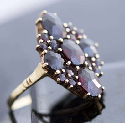 VINTAGE 1969 BOHEMIAN GARNET CLUSTER 9CT YELLOW GOLD RING. 375. WELL HALLMARKED. RICH COLOUR!