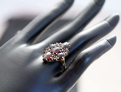 VINTAGE 1969 BOHEMIAN GARNET CLUSTER 9CT YELLOW GOLD RING. 375. WELL HALLMARKED. RICH COLOUR!