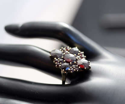 VINTAGE 1969 BOHEMIAN GARNET CLUSTER 9CT YELLOW GOLD RING. 375. WELL HALLMARKED. RICH COLOUR!