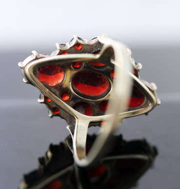 VINTAGE 1969 BOHEMIAN GARNET CLUSTER 9CT YELLOW GOLD RING. 375. WELL HALLMARKED. RICH COLOUR!