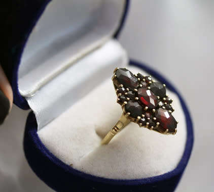VINTAGE 1969 BOHEMIAN GARNET CLUSTER 9CT YELLOW GOLD RING. 375. WELL HALLMARKED. RICH COLOUR!
