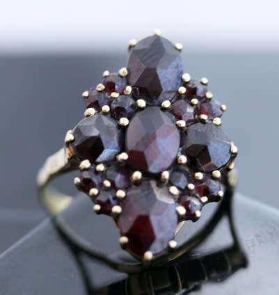 VINTAGE 1969 BOHEMIAN GARNET CLUSTER 9CT YELLOW GOLD RING. 375. WELL HALLMARKED. RICH COLOUR!