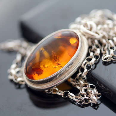 VINTAGE STERLING SILVER AND BALTIC AMBER PENDANT NECKLACE. 925. GOOD WEIGHT 7,18 grams