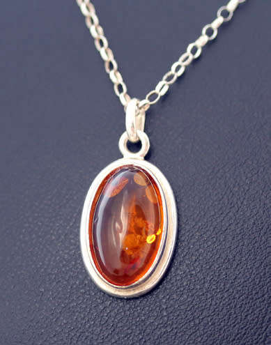 VINTAGE STERLING SILVER AND BALTIC AMBER PENDANT NECKLACE. 925. GOOD WEIGHT 7,18 grams