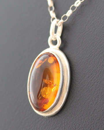 VINTAGE STERLING SILVER AND BALTIC AMBER PENDANT NECKLACE. 925. GOOD WEIGHT 7,18 grams