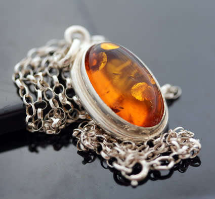 VINTAGE STERLING SILVER AND BALTIC AMBER PENDANT NECKLACE. 925. GOOD WEIGHT 7,18 grams
