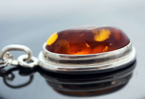 VINTAGE STERLING SILVER AND BALTIC AMBER PENDANT NECKLACE. 925. GOOD WEIGHT 7,18 grams