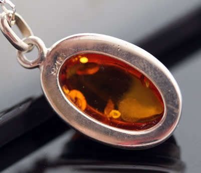 VINTAGE STERLING SILVER AND BALTIC AMBER PENDANT NECKLACE. 925. GOOD WEIGHT 7,18 grams