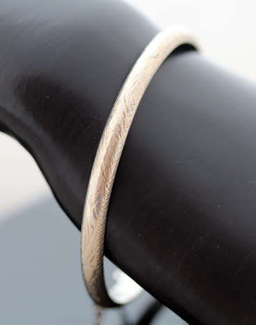 VINTAGE ETCHED DESIGN STERLING SILVER HINGE CLOSE BRACELET WITH SAFETY CHAIN. 925.