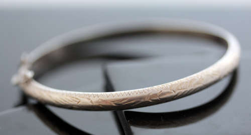 VINTAGE ETCHED DESIGN STERLING SILVER HINGE CLOSE BRACELET WITH SAFETY CHAIN. 925.