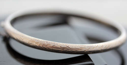 VINTAGE ETCHED DESIGN STERLING SILVER HINGE CLOSE BRACELET WITH SAFETY CHAIN. 925.