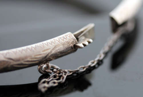 VINTAGE ETCHED DESIGN STERLING SILVER HINGE CLOSE BRACELET WITH SAFETY CHAIN. 925.