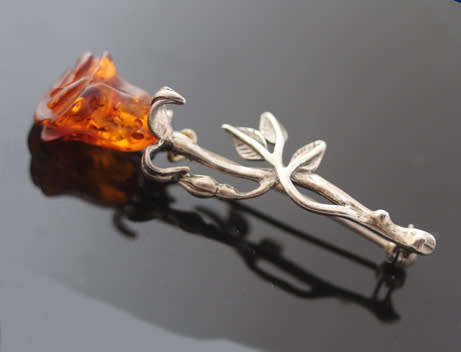 TIMELESS HONEY-HUED BALTIC AMBER AND STERLING SILVER ROSE DESIGN BROOCH. 925.