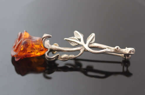 TIMELESS HONEY-HUED BALTIC AMBER AND STERLING SILVER ROSE DESIGN BROOCH. 925.