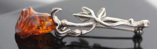 TIMELESS HONEY-HUED BALTIC AMBER AND STERLING SILVER ROSE DESIGN BROOCH. 925.
