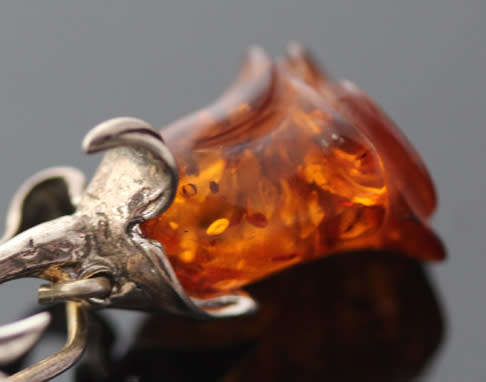 TIMELESS HONEY-HUED BALTIC AMBER AND STERLING SILVER ROSE DESIGN BROOCH. 925.