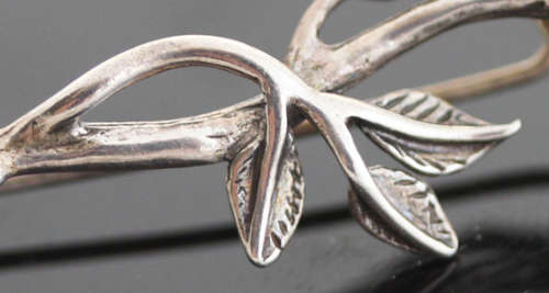 TIMELESS HONEY-HUED BALTIC AMBER AND STERLING SILVER ROSE DESIGN BROOCH. 925.