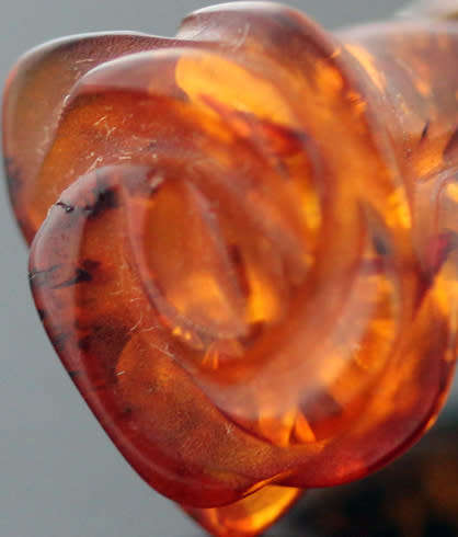 TIMELESS HONEY-HUED BALTIC AMBER AND STERLING SILVER ROSE DESIGN BROOCH. 925.