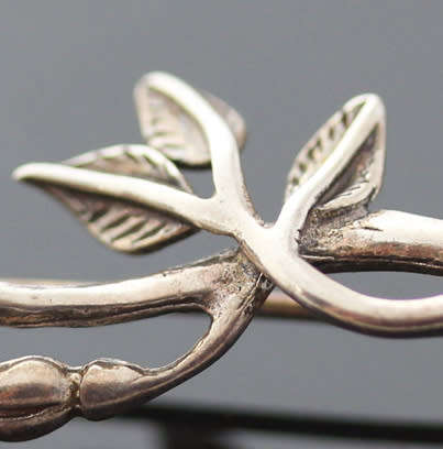 TIMELESS HONEY-HUED BALTIC AMBER AND STERLING SILVER ROSE DESIGN BROOCH. 925.