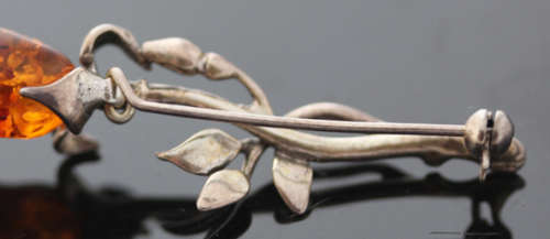 TIMELESS HONEY-HUED BALTIC AMBER AND STERLING SILVER ROSE DESIGN BROOCH. 925.