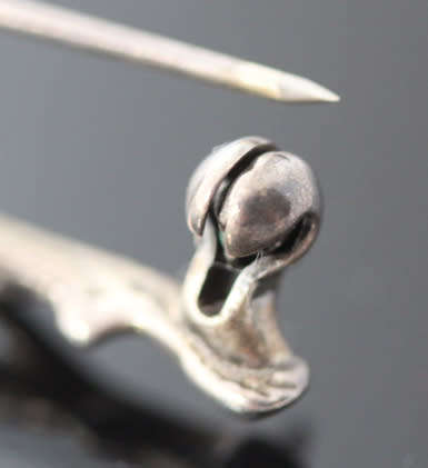 TIMELESS HONEY-HUED BALTIC AMBER AND STERLING SILVER ROSE DESIGN BROOCH. 925.