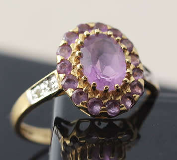 GLAMOROUS VINTAGE AMETHYST 9CT YELLOW GOLD RING. 375. DIAMOND ACCENTS
