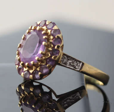 GLAMOROUS VINTAGE AMETHYST 9CT YELLOW GOLD RING. 375. DIAMOND ACCENTS