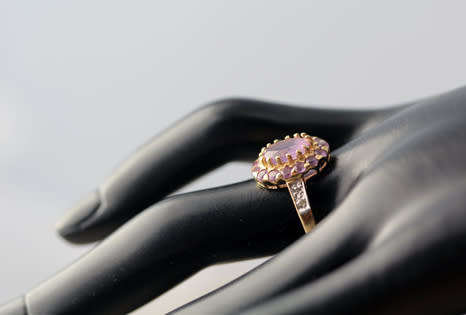 GLAMOROUS VINTAGE AMETHYST 9CT YELLOW GOLD RING. 375. DIAMOND ACCENTS